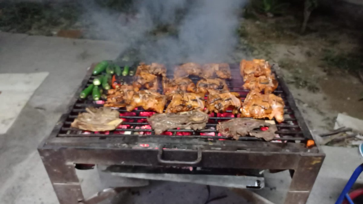 Proceso de la carnita asada y  pollito disfrutando el #SabadoFutbolero Saludos desde Juárez nuevo león @TUDNLive <a href="/AldoFariasGzz/">Aldo Farias</a> <a href="/Antonio_Nelli/">Antonio Nelli</a>