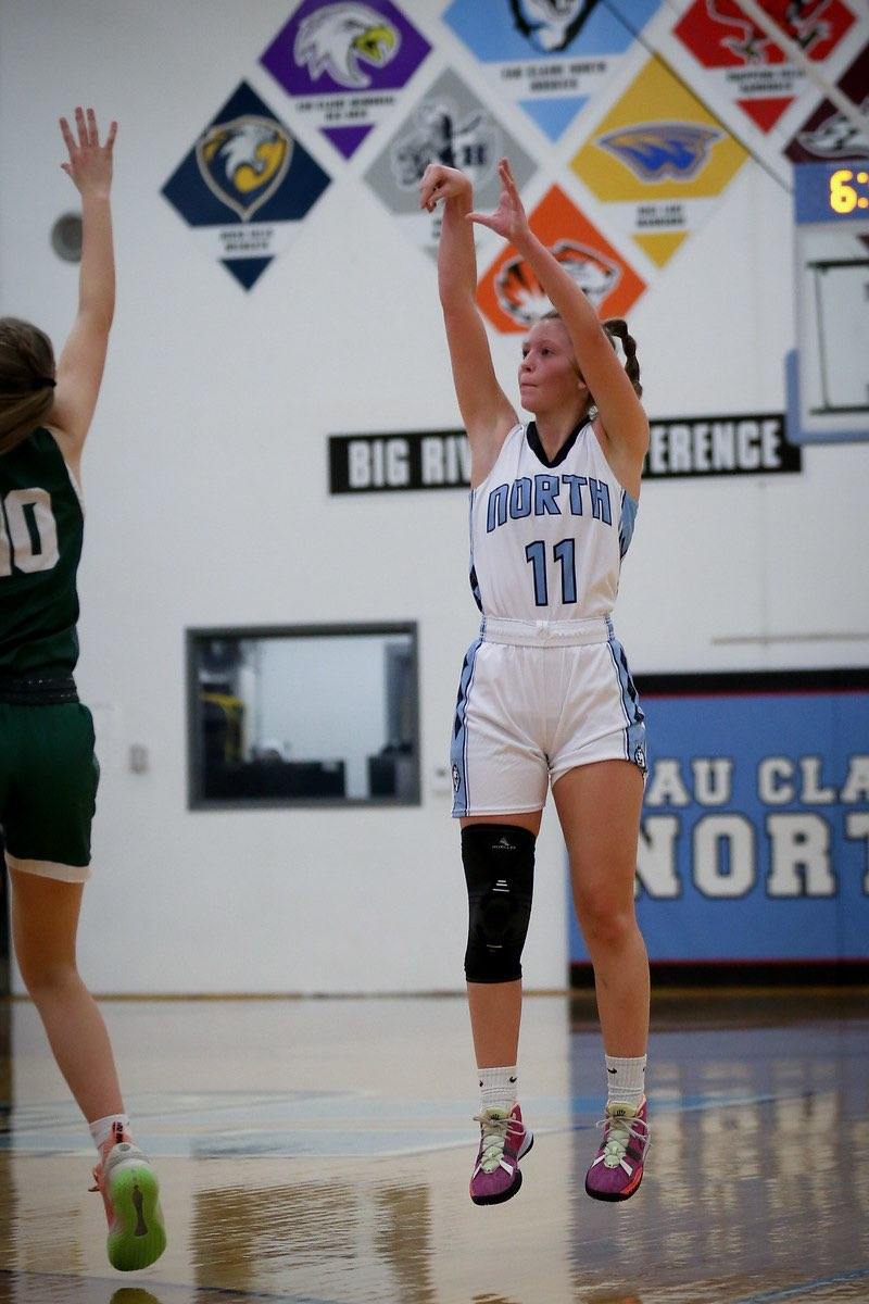 playmkrsgirls's tweet photo. 5'6" G Addi Bohman went 5-8 grom deep against Wausau West today!  

Another quality shooter in the 2022 class having a great year shooting the rock! https://t.co/DkHW8mftso