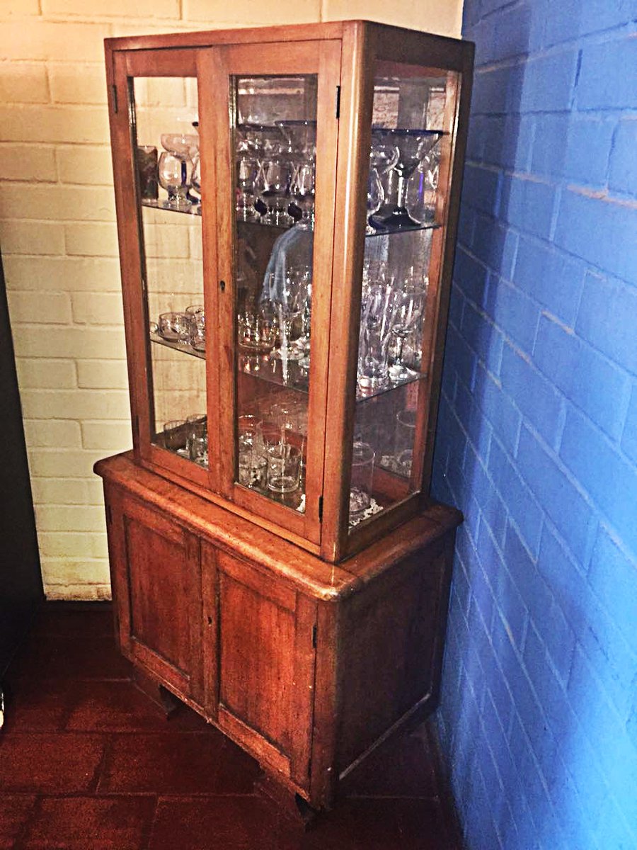 Estimados amig@s , por temas económicos y cambio de casa , vendo bella vitrina antigua, hecha por mi abuelo en 1930, buen estado, reliquia familiar . Por favor dar RT.