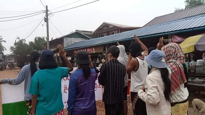 b3rry_y's tweet photo. Students Union and Youths in Longlone, Dawei marched this morning for demanding the overthrow of the military dictatorship.

#HumansAreNotShields
#2022Jan16Coup 
#WhatsHappeningInMyanmar https://t.co/2hhZxxXUk7