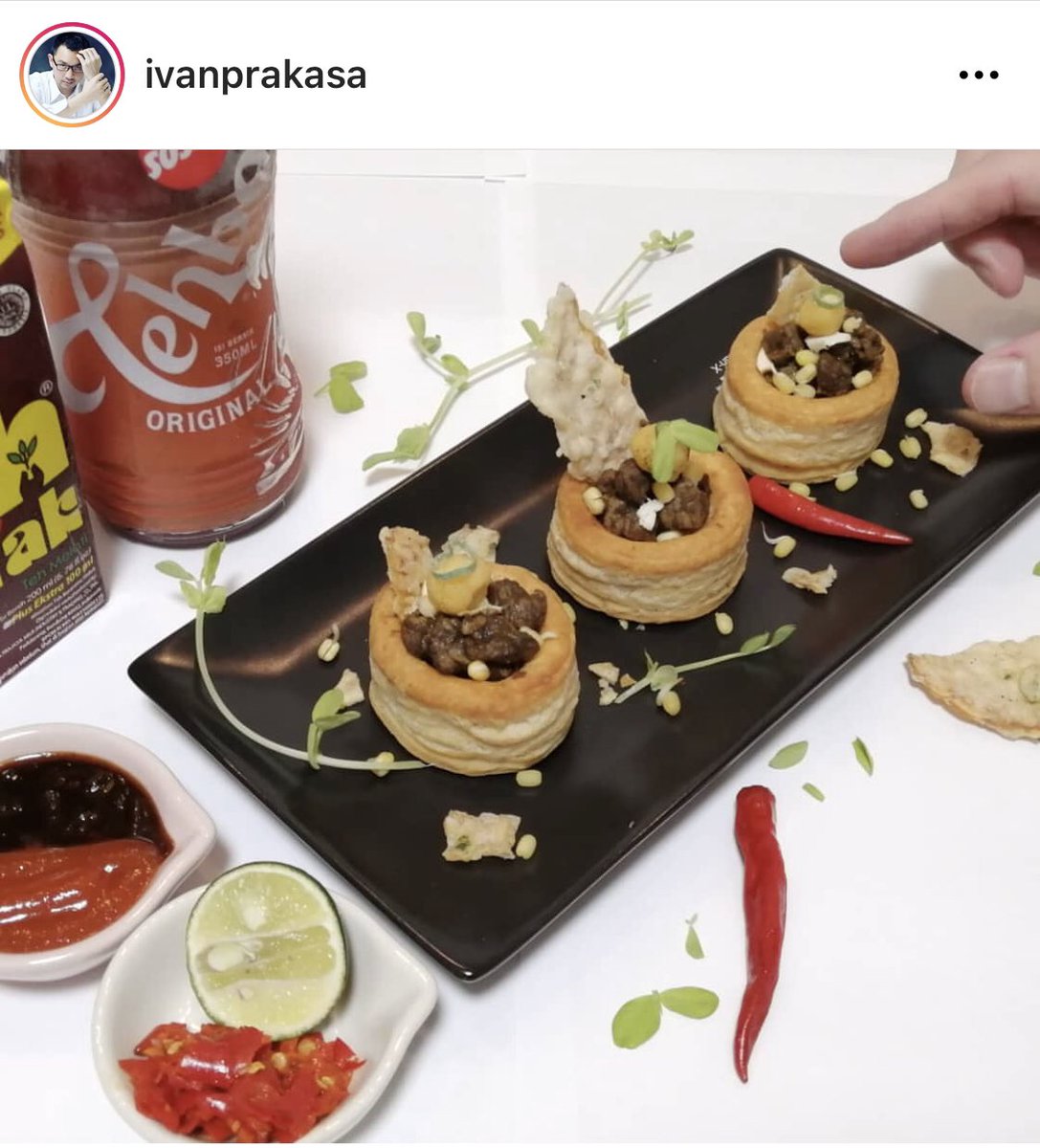 nagacentil's tweet photo. @arieparikesit Perkenalan canape puff rawon karya @ivanprakasa https://t.co/0aMmsd3uxV
