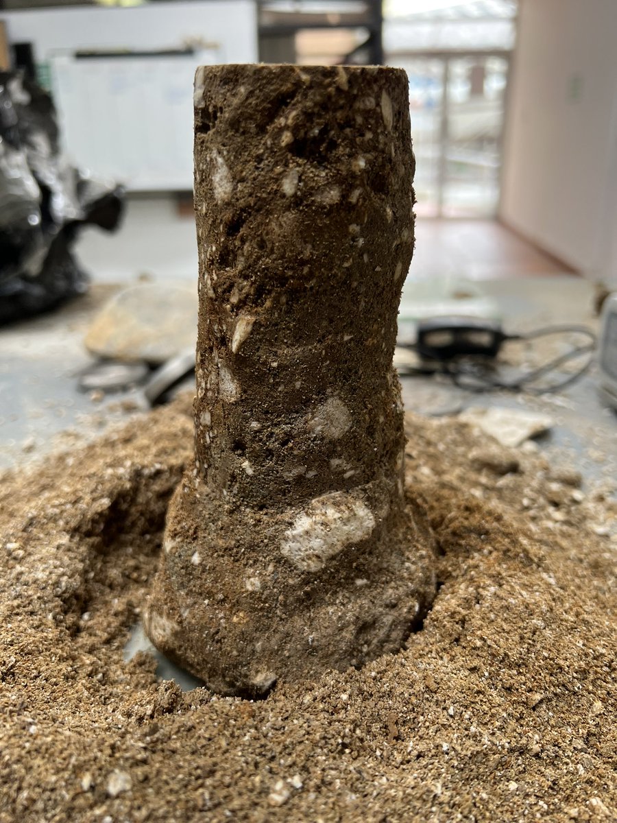 michellelvanova's tweet photo. Extracción de muestra de una calicata del Inga, para ensayo triaxial de suelos 🔬👩🏻🔬⚗️ #soilLab 🤎 https://t.co/oO9SGVyCKe