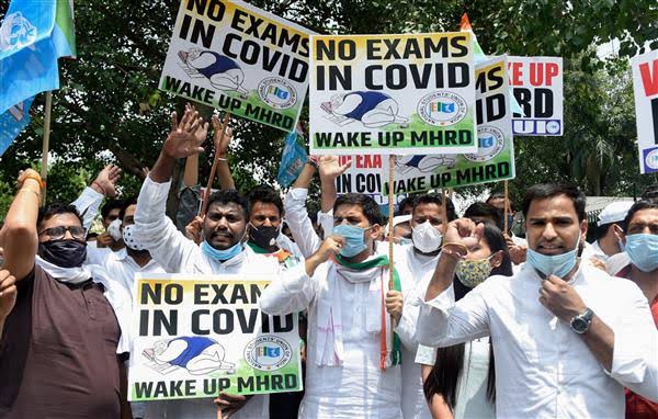 MSChauhanINC's tweet photo. We students of @BTEUPLUCKNOW
are not ready to give offline exams.
Omicron is spreading and neither University nor government is concerned for students. @IMinakshiJoshi its a appeal of 2.7 lakh students that exams must be taken online.
#bteuponlineexam2022
 @ABPNews @srinivasiyc https://t.co/DK9N7r2cgh