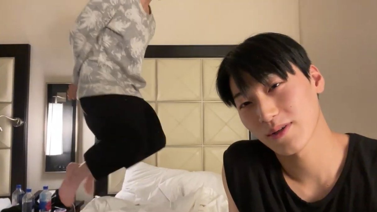 YUNH0E's tweet photo. WHAT GOES ON???? https://t.co/wyZXxrOkul