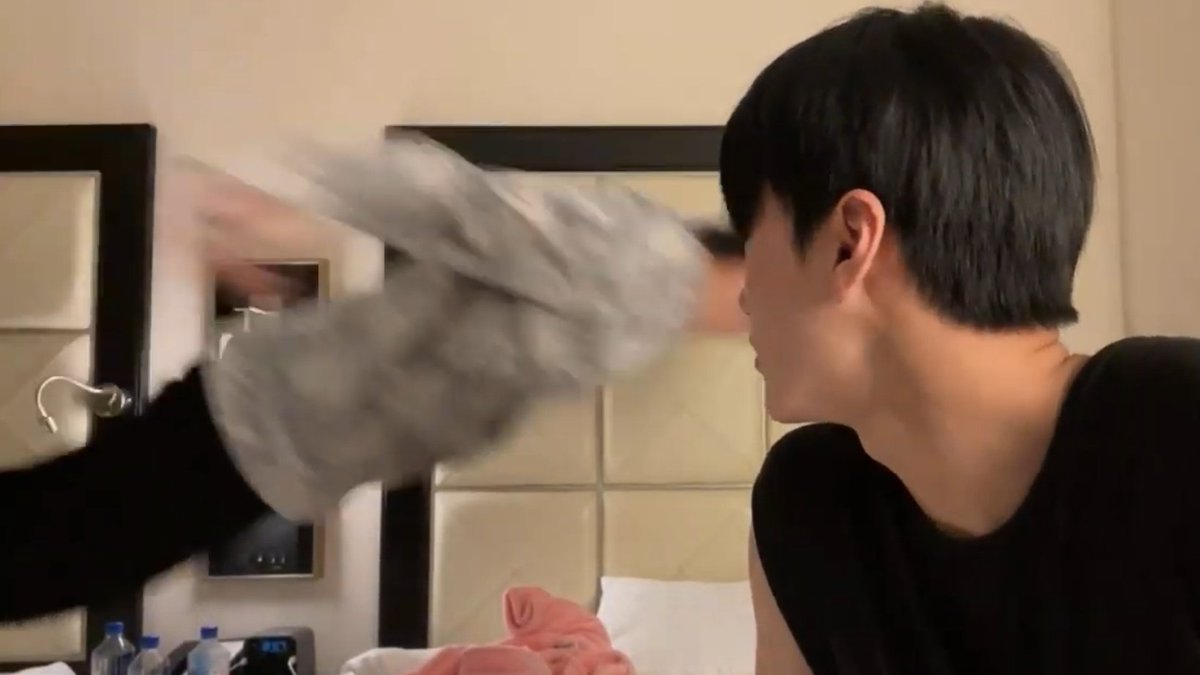 YUNH0E's tweet photo. WHAT GOES ON???? https://t.co/wyZXxrOkul
