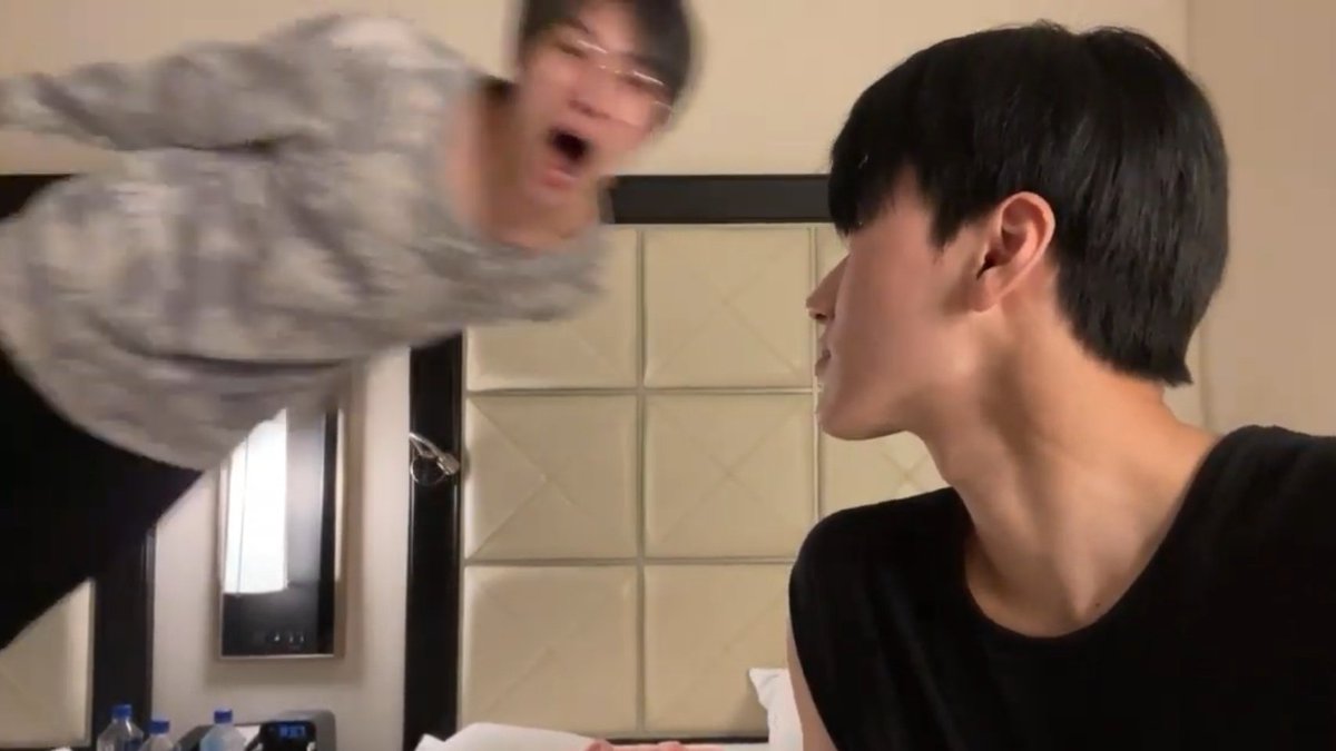 YUNH0E's tweet photo. WHAT GOES ON???? https://t.co/wyZXxrOkul