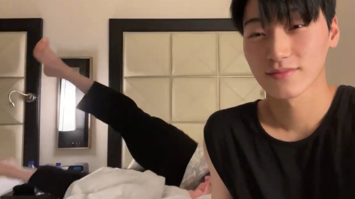 YUNH0E's tweet photo. WHAT GOES ON???? https://t.co/wyZXxrOkul