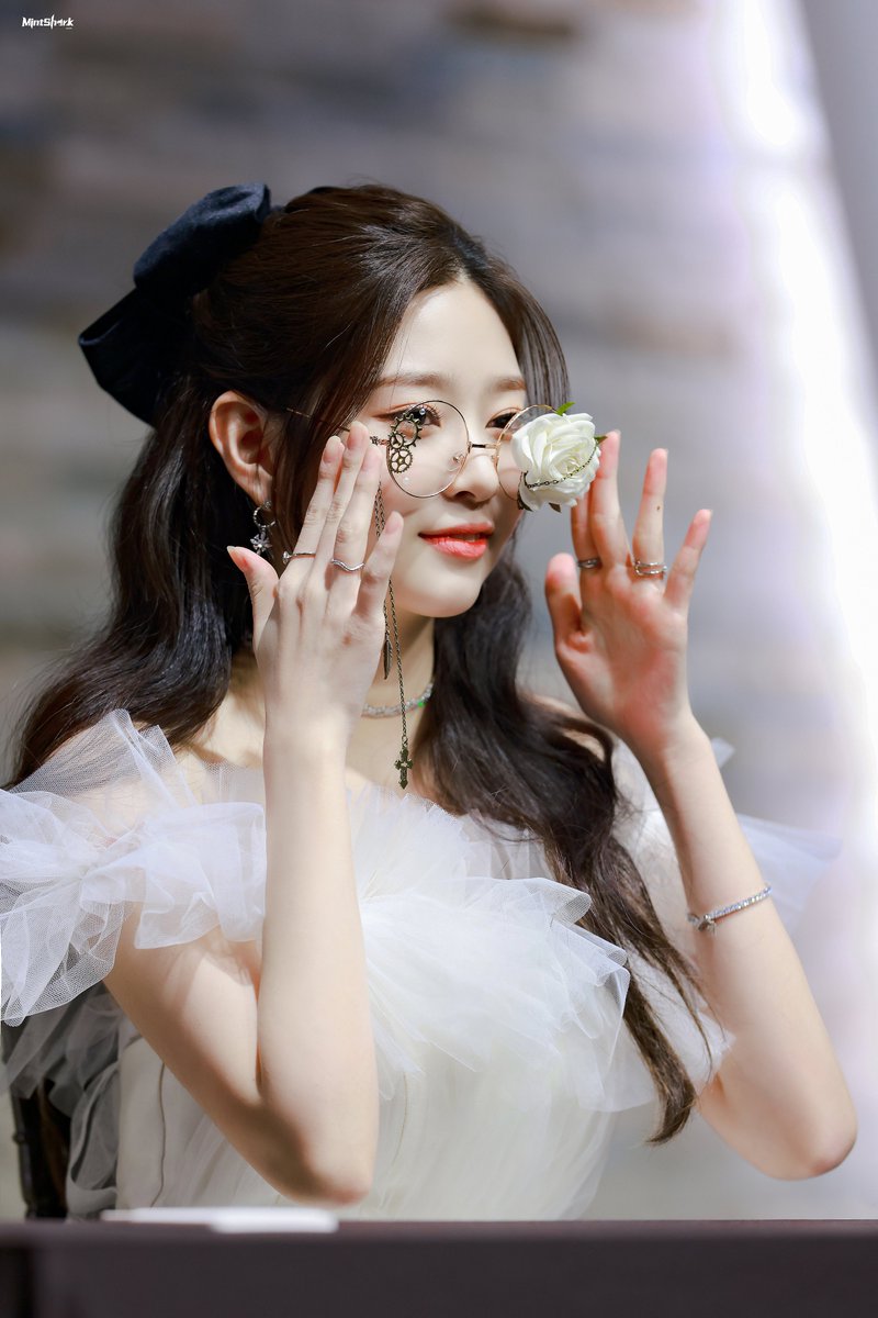 mintshark0205's tweet photo. 220115
🥽
@minju_official_ 
#김민주 #민주 #キムミンジュ #金珉周 #KIMMINJU #MINJU https://t.co/BTEQRcs6tO