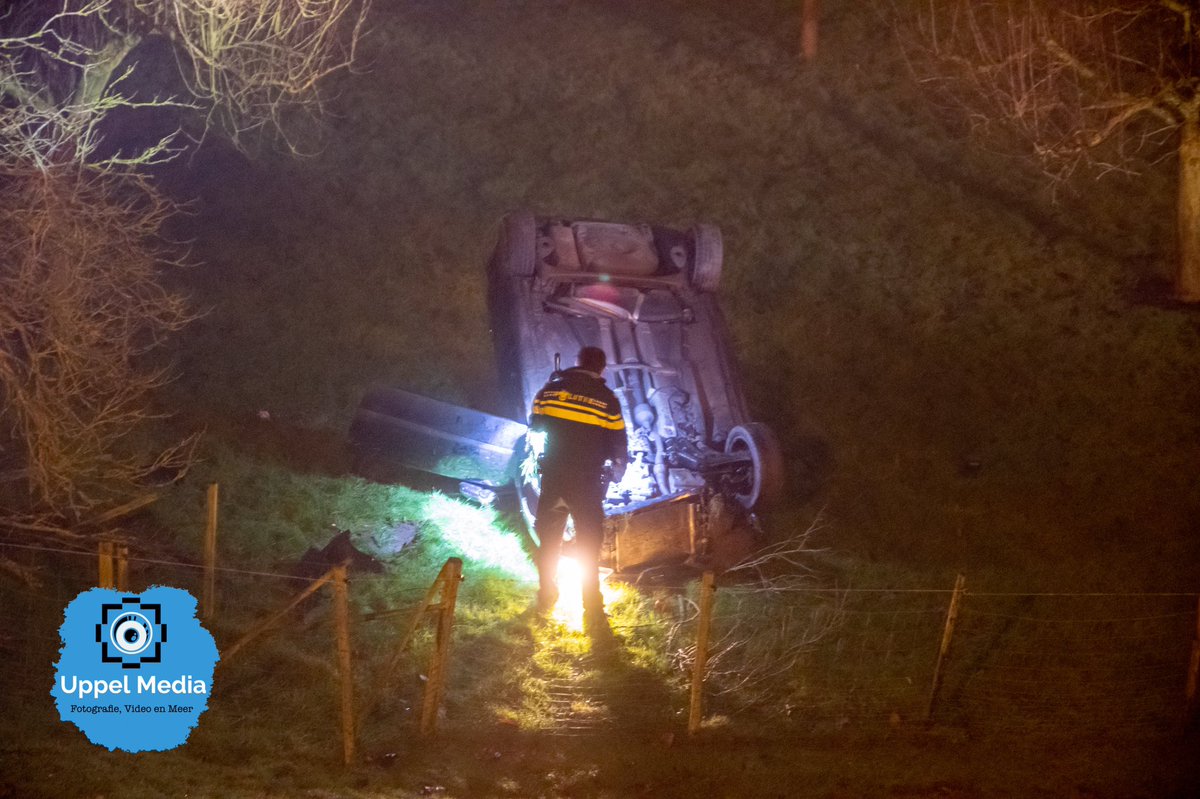 UppelMedia's tweet photo. Op de #Lingedijk in #Kedichem is een automobilist vannacht omstreeks half twee van de dijk gereden, meermaals over de kop geslagen en op zijn dak tot stilstand gekomen. Wonder boven wonder raakte de bestuurder slechts lichtgewond. Zodra het licht is wordt de auto geborgen. https://t.co/hRRRKdsCZT