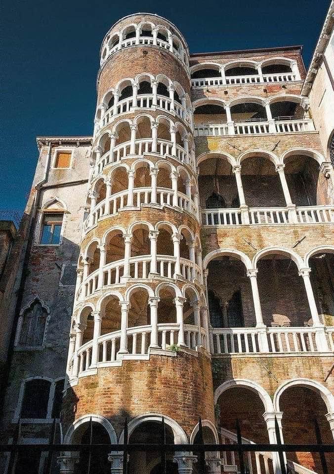 MGenevet's tweet photo. Magnifique Palais Contarini del Bovolo à Venise, célèbre pour son escalier extérieur ! https://t.co/txkvdTaW3k