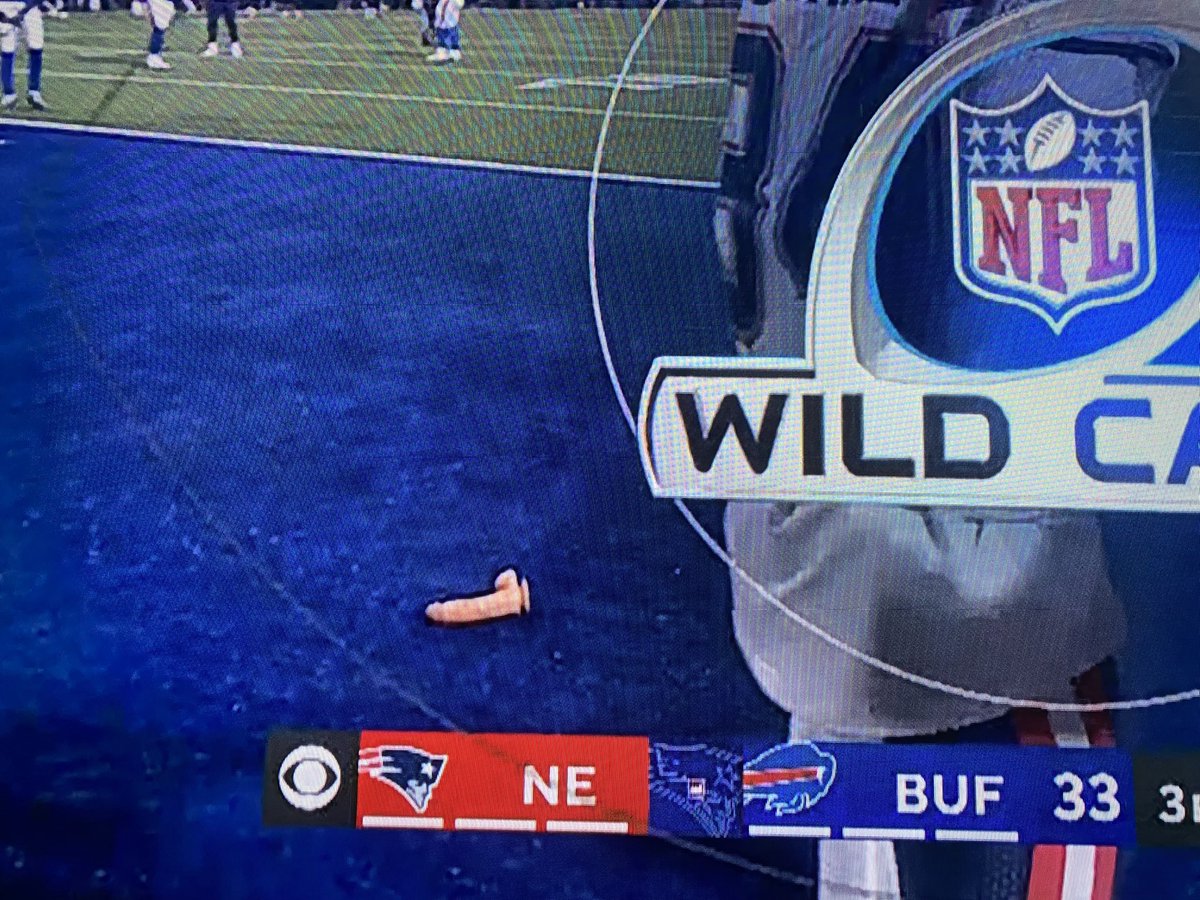 BeardedJamari's tweet image. YOOOO BILLS FANS THREW A DILDO ON THE FIELD LMAOOO