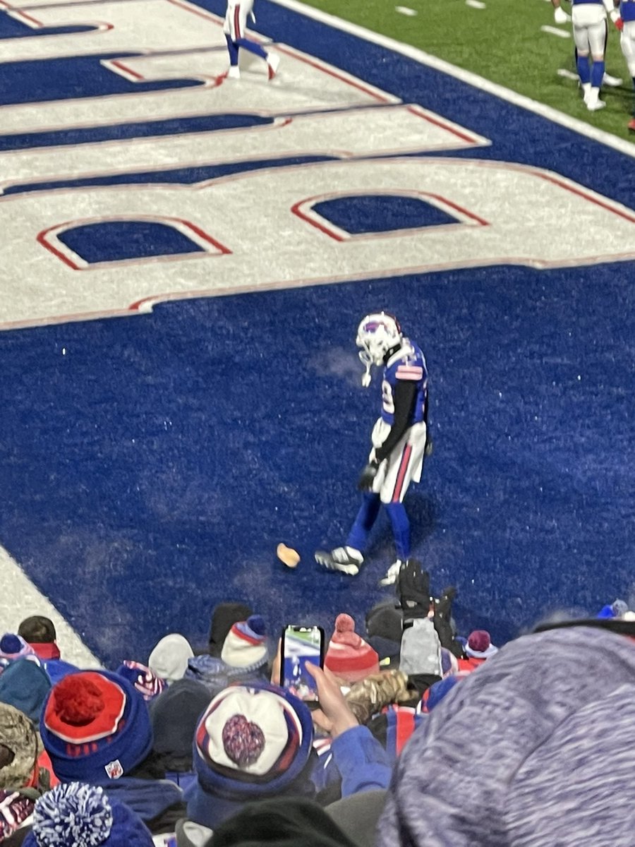 six_past_six's tweet image. Bills mafia doesn’t disappoint ! #dildoonfield