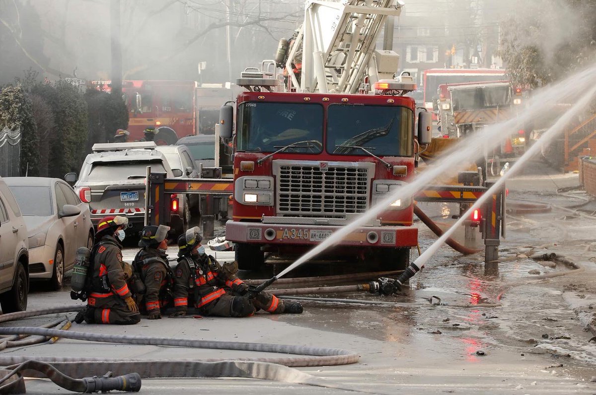TorSunphoto21's tweet photo. Today’s work - west-end blaze  https://t.co/tqw4SpEWQV online currently check the SUNday Sun for more - story, video, images @Toronto_Fire @TPFFA #TPFFA #TorontoFireService great work by all to rescue those in need https://t.co/Pa8a9rbeUE