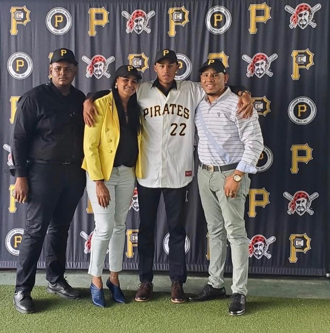 KodyDuncanPGH's tweet photo. OF Prospect, Eduardo Oviedo #Pirates

🔥Officially Signed 🔥

The 3rd highest ranked international player the Pittsburgh Pirates signed. Deal worth $450,000 https://t.co/K0G5rtkEA6