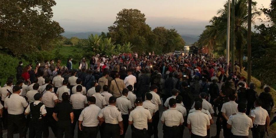 LaRazon_mx's tweet photo. 🇭🇳 Primera #CaravanMigrante del año sale de #Honduras y la detienen 100 km después https://t.co/rVePU72nfh https://t.co/1WNmem4hvy