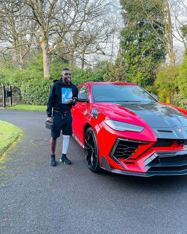 tabanimcgucci's tweet photo. Congratulations @Nakamba_11 on your new whip 🔥 

Do yall still think education is the key to success? https://t.co/hSIowIcQOq