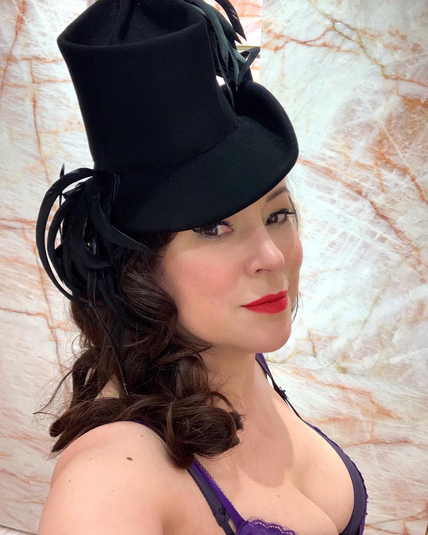 Jennifer Tilly on X: Happy #NationalHatDay! 🎩