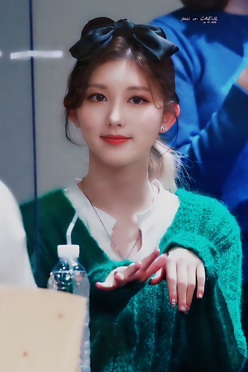 fall_in_gaeul's tweet photo. 211226 #IVE fansign
i hate this yellow light😭
#GAEUL #가을 #아이브 #ELVEN #IVE_ELVEN @IVE_twt @IVEstarship https://t.co/CyIuWIjUn0