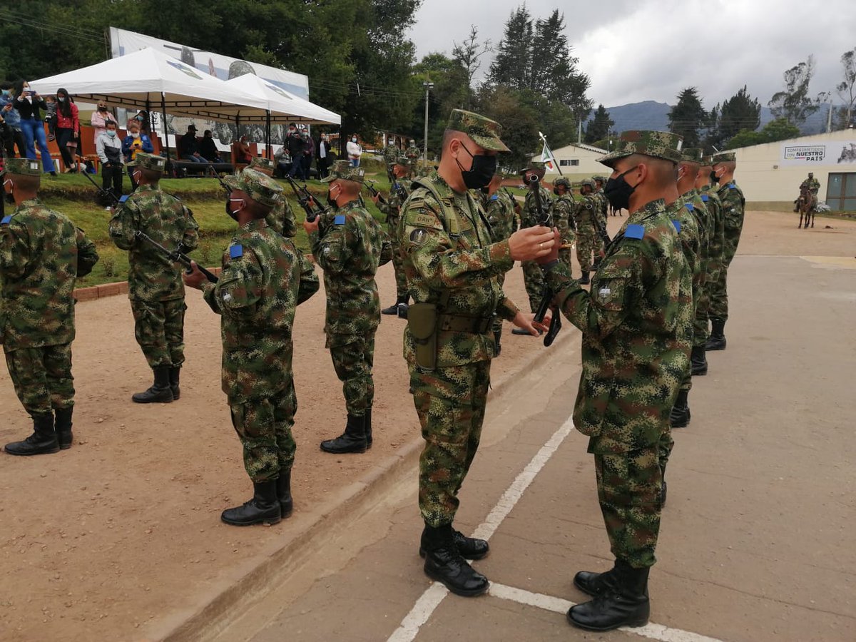 COL_EJERCITO's tweet photo. En ceremonia militar se hizo entrega de armas a nuestros soldados del del cuarto contingente de 2021 en las instalaciones del #BITER13 que, acompañados de sus familias, asumieron el compromiso de ser hombres de honor y servirle a #Colombia con amor y sacrificio.

@Ejercito_Div5 https://t.co/uTWkED0rNT