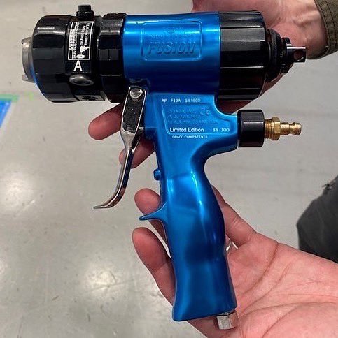 rhinopolyurea's tweet photo. 世界一受けたい授業のデモストレーションで使用したガン機です。刻印いりのレア物です！！

#世界一受けたい授業
#ポリウレア
#polyurea
#ライノジャパン
#rhinojapan
#ライノライニングス
#rhinolinings
#グラコ
#GRACO
#スプレーガン
#SprayGun
#防水
#超速硬化
#躯体強化
#農業用水路
#耐震補強 https://t.co/lrYNmVQyGE