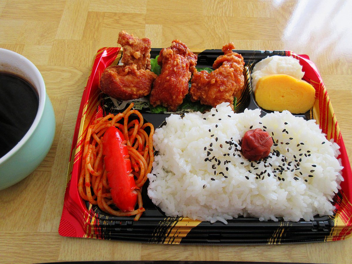 今日の昼食😋 みんな大好き唐揚げ弁当🐔 出来たてを買えましたので、まだ衣がサクサクでした😆美味しい😋 良い日曜日の午後をお過ごしください☀️ ＃昼食 ＃飯テロ ＃唐揚げ