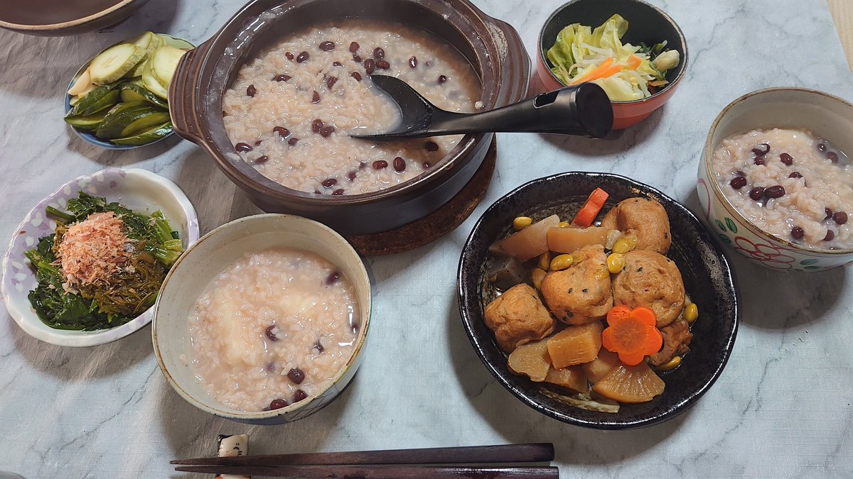 朝昼と小豆粥(キヌアと餅入り)です。 塩だけじゃ物足りないので、昆布出汁入れました。 味変用にほうれん草の御浸しにめかぶを掛けたのを用意 あとは 旨い煮と くらいかな？ 昼はししゃもも付けまし