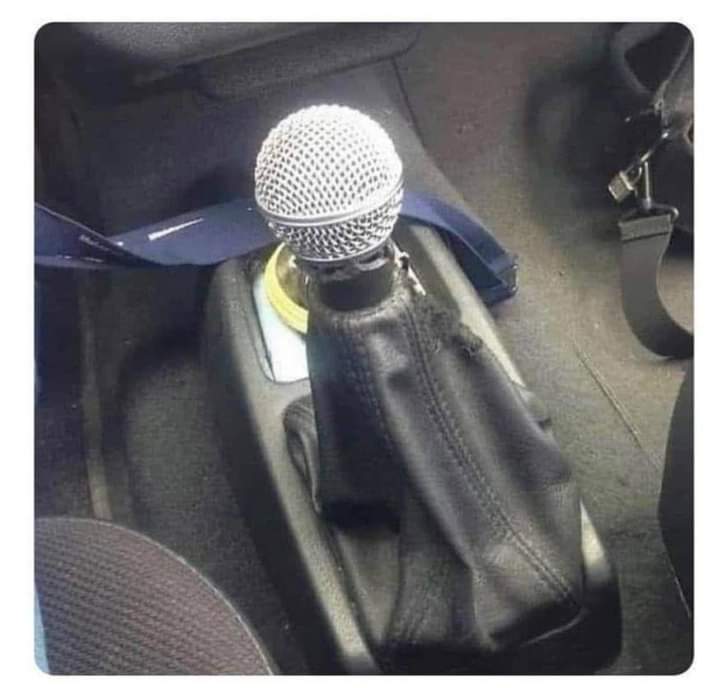 funcionario_de's tweet photo. Só sei que esse carro é de algum locutor de supermercado..... https://t.co/GE9NB8Awnk
