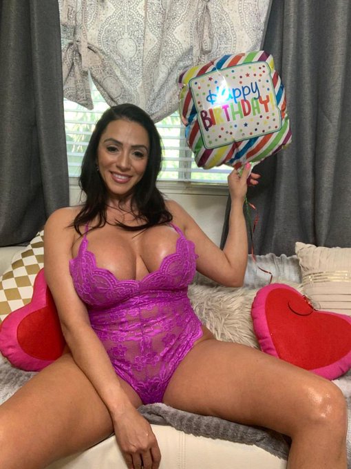 Watch AriellaFerrera's leaked NSFW photo on TwXstars