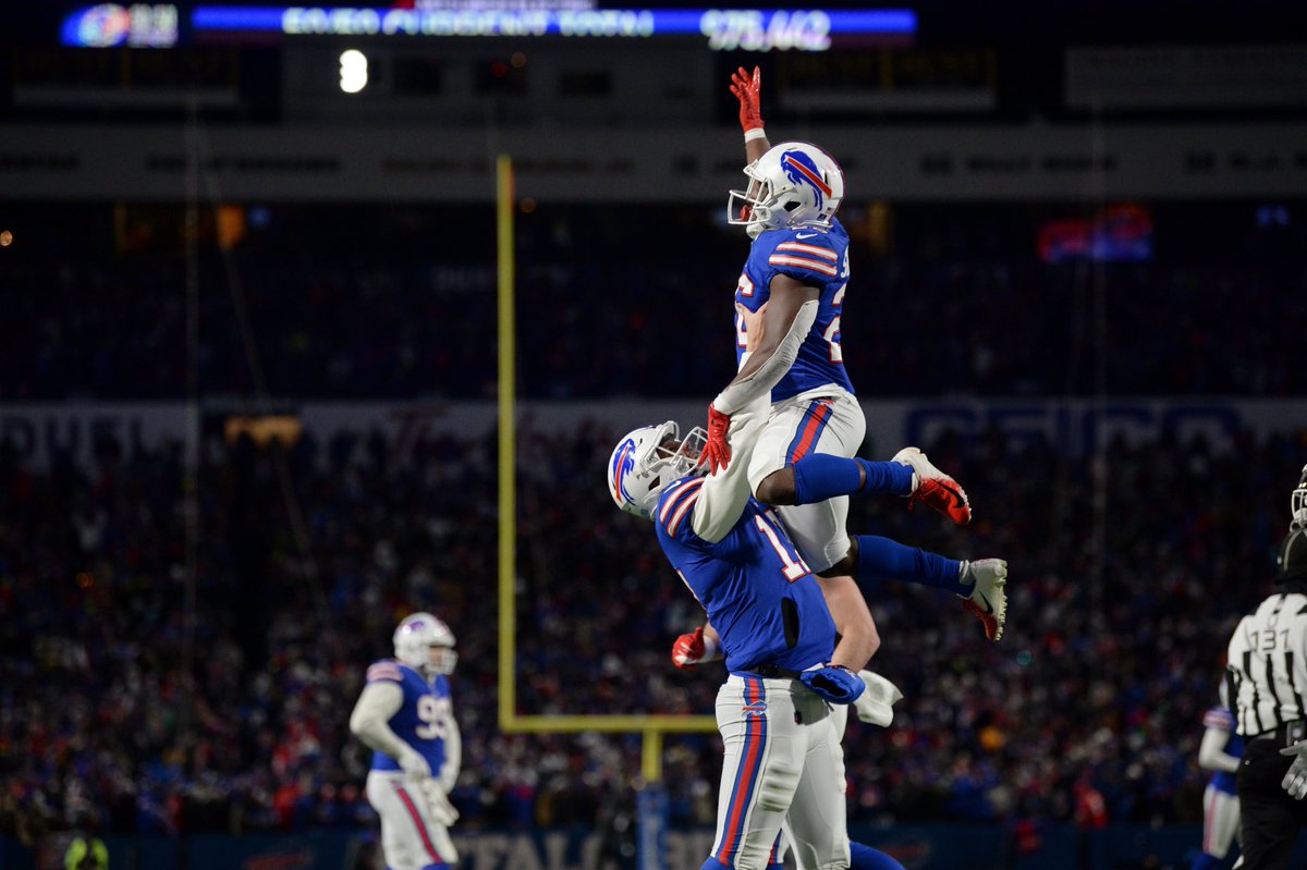 NFLBrasil's tweet photo. HISTÓRIA FEITA 👏

O Buffalo Bills é o primeiro time na HISTÓRIA da NFL  a terminar um jogo sem chutar field goals, punt ou cometer algum turnover.

QUE NOITE DA EQUIPE DE BUFFALO! #BillsMafia https://t.co/QEvc19Ekap