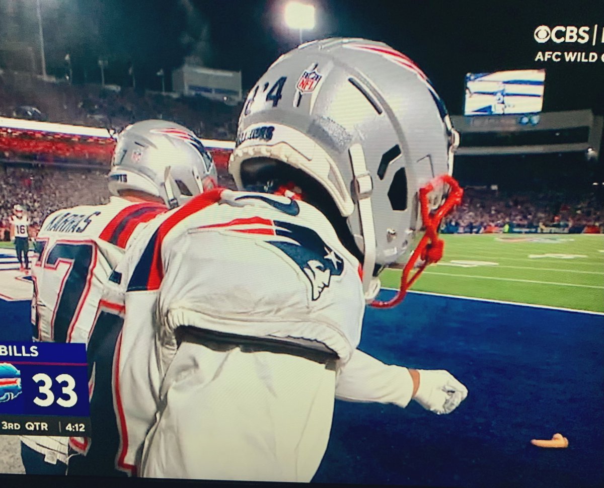 Sunburnt_Cat's tweet photo. A loss for the Patriots — and a dildo thrown on the field. FOOTBALL IS AWESOME!🤩 😄🤣🤣  #PatriotsvsBills #NFL #NFLPlayoffs #Playoffs #AFC2022 #Football https://t.co/M88o1wxVKB