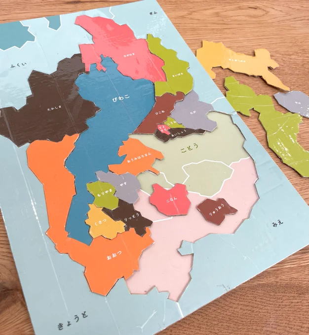 地図大好き息子に遊んでもらおうと自作した滋賀パズル。 木工技術も3Dプリンターも無いから段ボールと紙で。