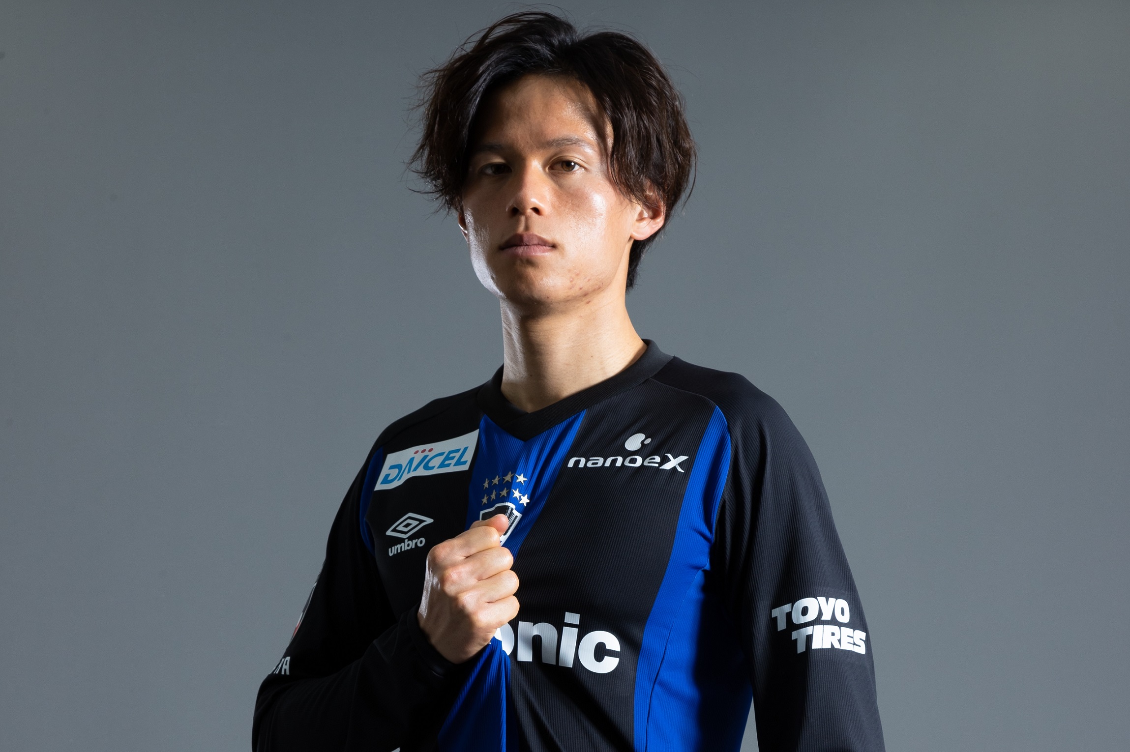 ガンバ大阪オフィシャル 22シーズンユニフォーム Fc会員第1次先行販売は18日12 00まで ユニフォーム紹介動画で 皆さんからカッコイイ と話題だった小野瀬選手 撮れたての写真を紹介 小野瀬選手のユニフォーム購入はこちら