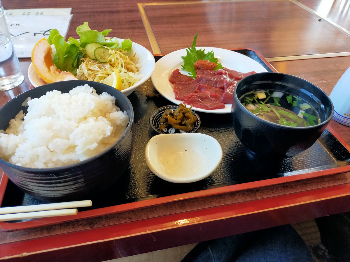 bakemonYG's tweet photo. #グルメ
2度目の馬刺し定食 https://t.co/5F7pHdmWsO
