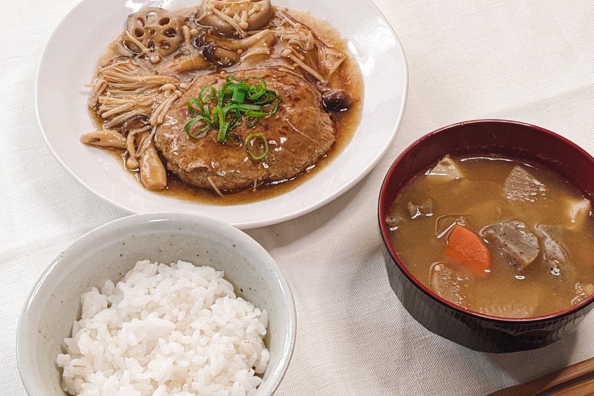 和風煮込みハンバーグ（と昨晩の残りのけんちん汁） 煮込みハンバーグはレシピ継ぎ接ぎで、しめじの他にえのきとレンコンを投入した