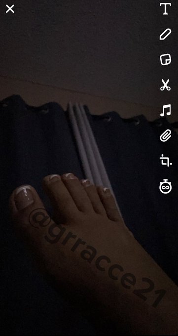 Kiss my fucken feet loser 🦶   Findom Fendom Domme https://t.co/xEWCigo1hG