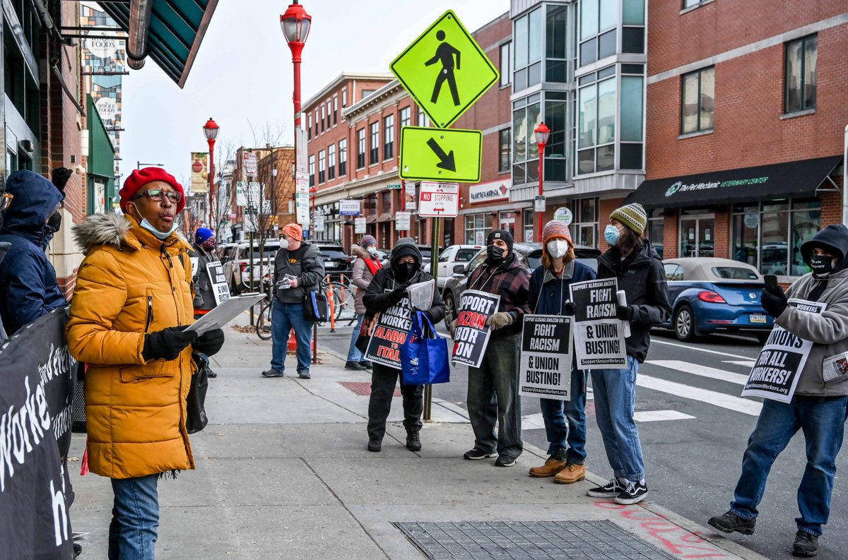 pastpostal65's tweet photo. Despite 25 degree weather and the Covid pandemic, over 25 people came out to rally in front of #Amazon Whole Foods store on South Street on Jan. 15 to support the right of all workers to organize unions. #SupportAmazonWorkers
https://t.co/3CrDhJmmBn https://t.co/qrtKimsRjd