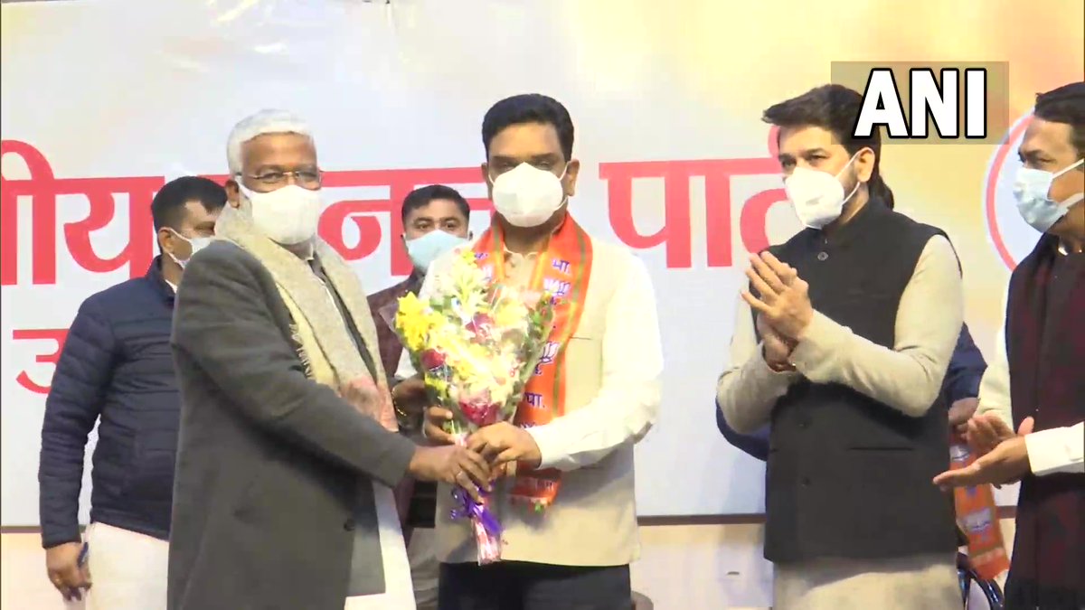 ANINewsUP's tweet photo. Uttar Pradesh | Former IPS officer Asim Arun joins BJP in the presence of Union Minister Anurag Thakur and other BJP leaders, in Lucknow. https://t.co/yGY9rKLQcY