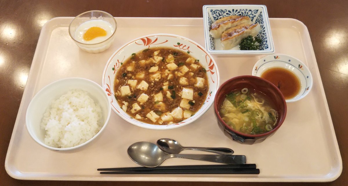 ＃昼食 麻婆豆腐 焼きギョウザ 玉子スープ 杏仁豆腐 ＃麻婆豆腐 食べたくなりました。 最近食べてないな🤔