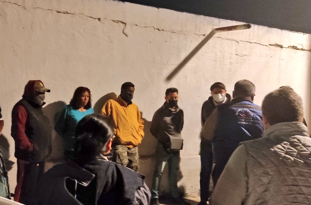 MigueCholula's tweet photo. No importa la hora, llueve o frío, siempre que los #Calerenses nos reciban ahí estaremos.
Estamos terminando nuestro 5to día de campaña en la Colonia Agrícola Ignacio Zaragoza platicando y presentando nuestros 5 COMPROMISOS.
#PlanillaCalerense
#Vota23DeEnero https://t.co/tq66Rzp5av