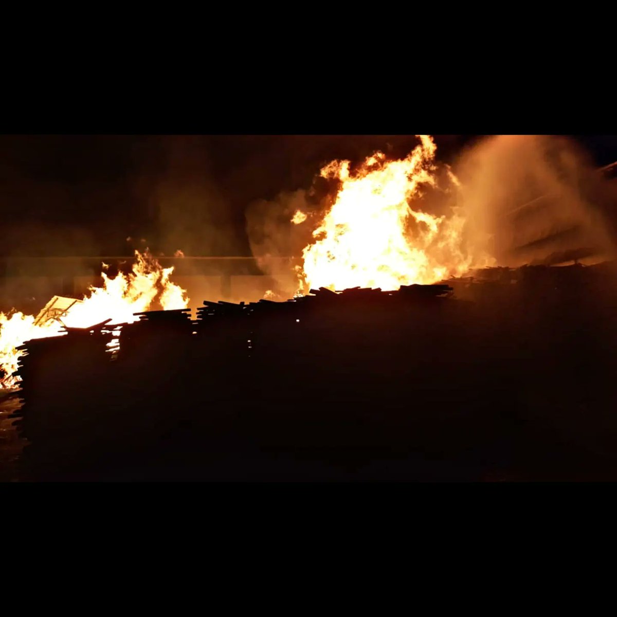 અમદાવાદ 16/01/2022 દહેગામ ઝાક જી.આઇ.ડી.સી GIDC માં વહેલી સવારે લાકડાના ગોડાઉનમાં આગ લાગતા અમદાવાદ ફાયરબ્રિગેડ ની 14 ગાડીઓ સહિત સ્ટાફે ભારે જહેમત બાદ આગ પર કાબુ મેળવીયો હતો. 
#ahmedabad_fire_department 
#ahmedabadfiredepartment 
#ahmedabadfireandemergencyservices #afes #Ahmedabad