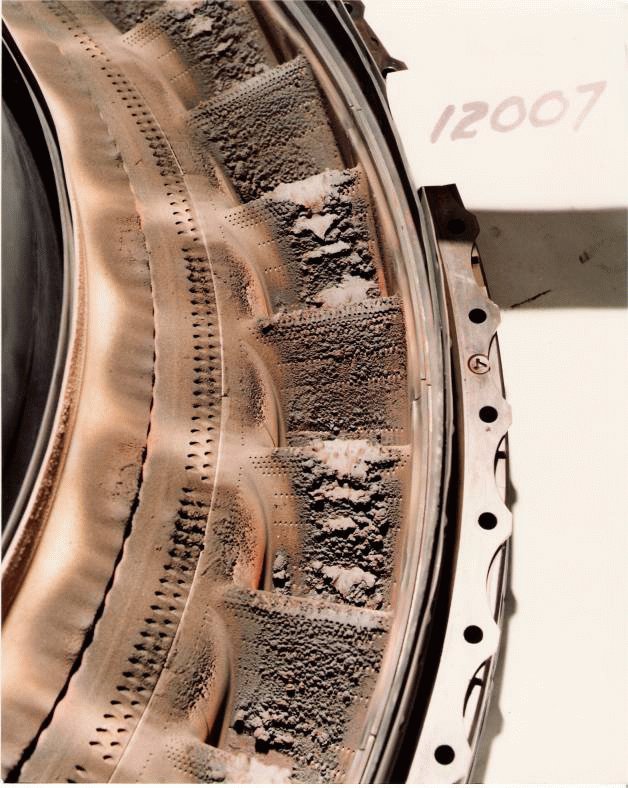 被災地に飛行機で行けば良いのでは 火山灰の中を飛行機が飛ぶと エンジンがこうなる 高熱で溶けた火山灰がガラス状になり それが 冷えて固まりタービンにこびりつく 最悪エンジンが止まる Togetter