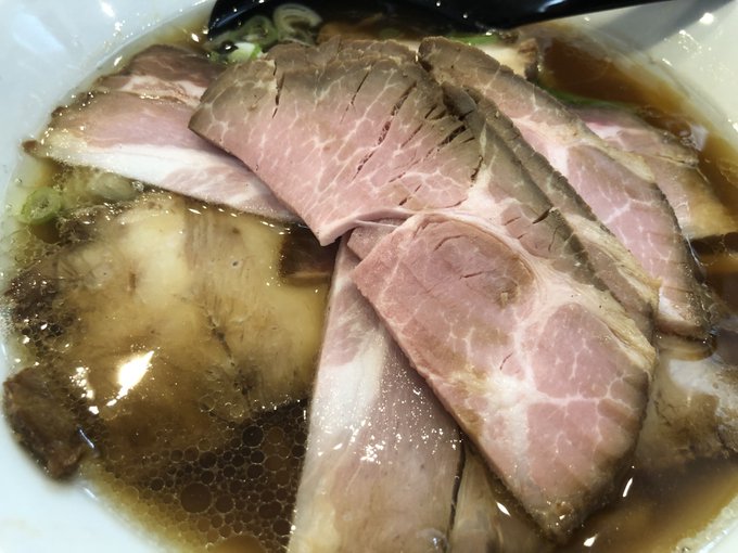 こちらがチャーシューメン。
スープは王道醤油味、麺は縮れ太麺。全粒粉で小麦粉の香りが凄い。加水率が低いのでスープをどんどん含んでいって、すいとんのように滑らかになっていく。二種類の煮豚はボリューミーかつ、まるでしつこさがない。むむ…食うほどに腹が減る美味さ…! 