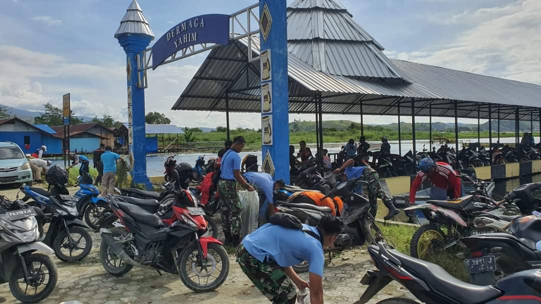 Puspen_TNI's tweet photo. Personel Lanud Silas Papare dikerahkan, bersama unsur pemerintah lainnya membantu  pemulihan Dermaga Pantai Yahim,  dengan cara membersihkan tumpukan sampah akibat banjir dan tanah longsor yang terjadi beberapa waktu lalu

#tnipeduli #baktitni #tniau #lanud https://t.co/U0AYZyhmM4