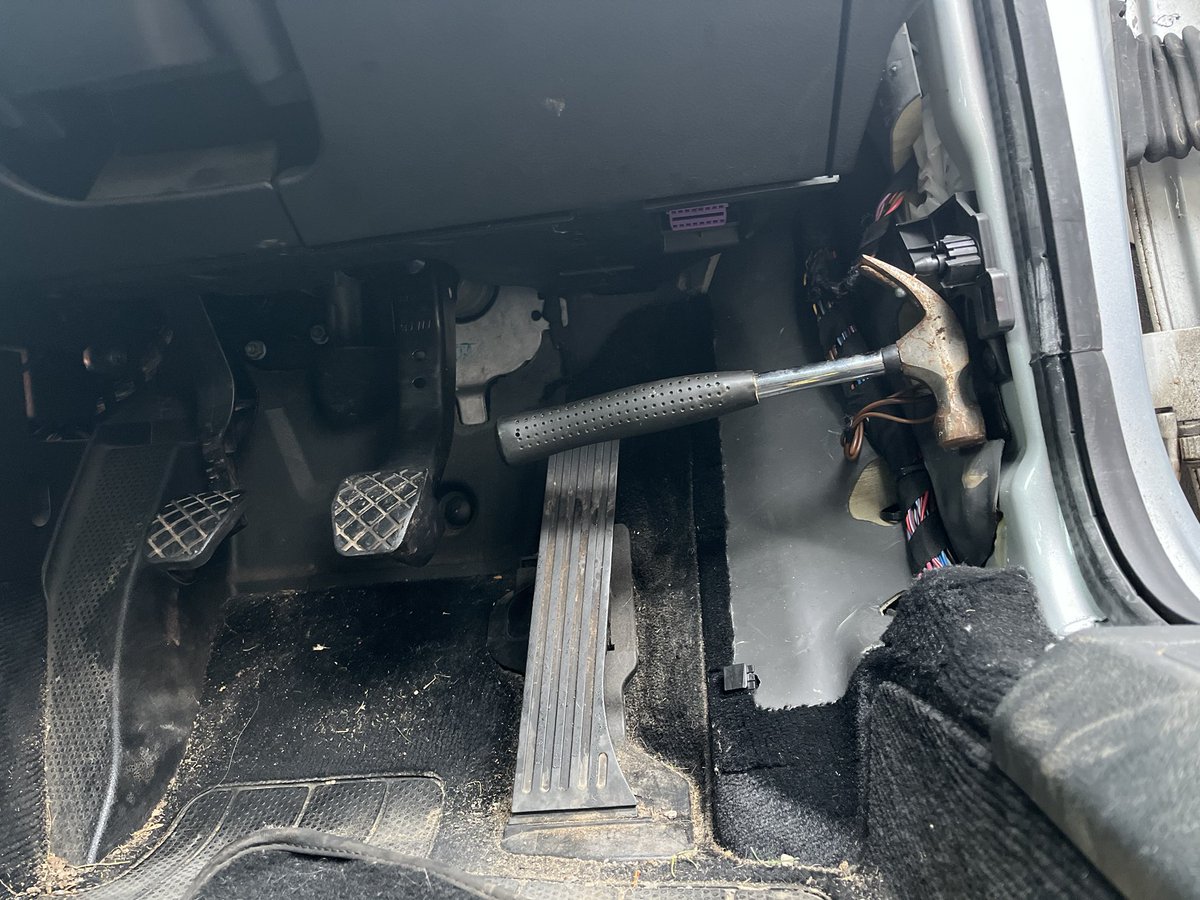 dph87's tweet photo. Anyone else use the hammer bonnet release method on a 2007 VW Passat? https://t.co/24RUR87erL