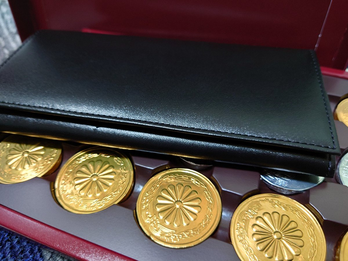 これのせいだ朝いいね来たなと思ったの！ 皇居財布いまだに使ってますが安いなりに不満はあるので、また買いに行こうか悩んでる  お札はいるとこがギリギリだからクチャクチャになるのよね