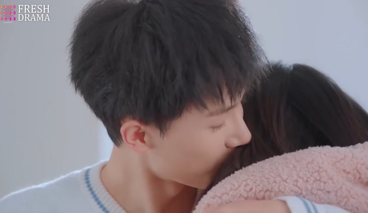 estherbyun13's tweet photo. Awwwww, look at Mingshi kissing her hair and his big smile after 😭😭😭
#EmperororBoss #偶然出现的你 #ChenFangtong #YangZe https://t.co/w4dhGC2exN
