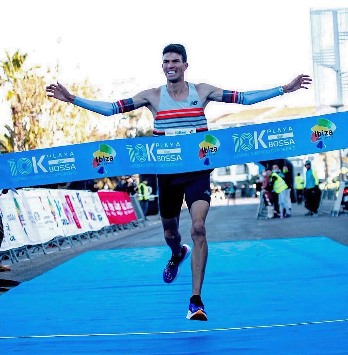 10k de Ibiza  playa d’en Bossa.

📣 27’50” 📣

A 2 segundos del récord de España 🇪🇸.

Feliz de ganar 🏆 y feliz de disfrutar por la calles de Ibiza. 

Circuito rapidísimo, clima perfecto!!! 

Ibiza is fast 💨