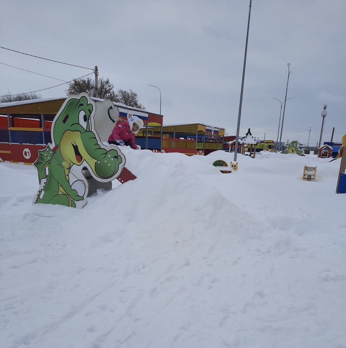 Снегопад! Снегопад!  Родители нашей группы устроили воскресник и почистили деткам прогулочную площадку! Большое спасибо!