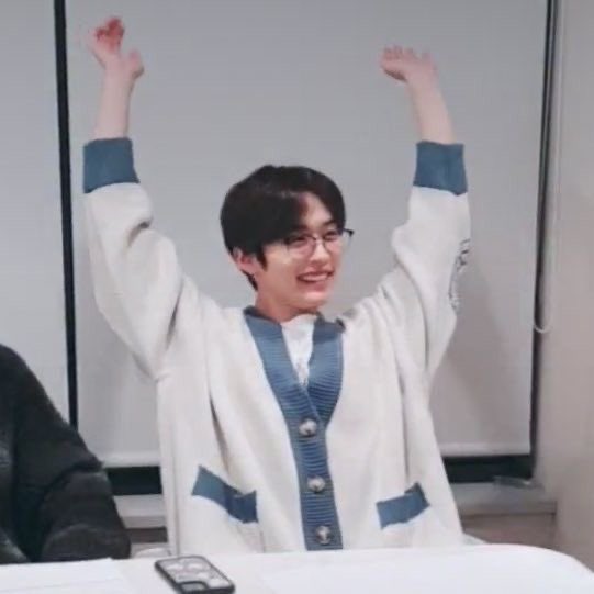 Феликс сегодня кст в кардигане Минхо увау💙✨  
#StrayKids