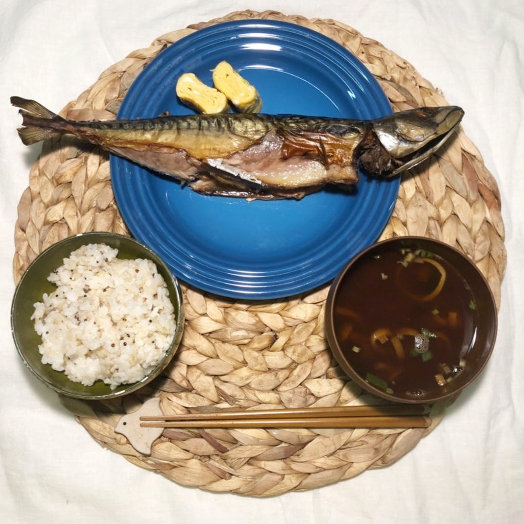 昨日の夜ご飯 ドイツには魚が全然売ってないけどこういう燻製された物は売ってる(これは燻製鯖) ⁡ 魚の向き間違えるくらい日本にいた時食べてなかったのに 何故か食べたくなって買ってしまった それ